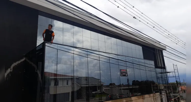 Empresa está no mercado há 13 anos e também atua na manutenção de fachadas prediais com limpeza externa