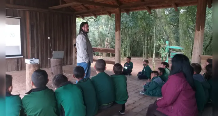 Alunos unem história, civismo e meio ambiente em Jaguariaíva