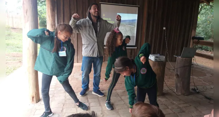 Alunos unem história, civismo e meio ambiente em Jaguariaíva