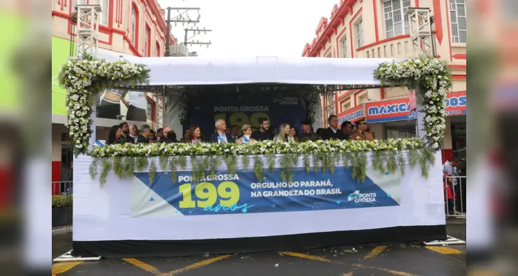 Desfile foi mantido mesmo com o tempo instável e o público foi até a Avenida Vicente Machado