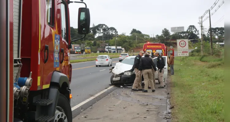 Chevrolet Corsa capotou após derrapar no trecho urbano da BR-373