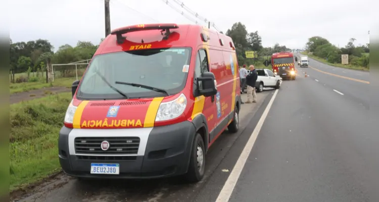 Chevrolet Corsa capotou após derrapar no trecho urbano da BR-373