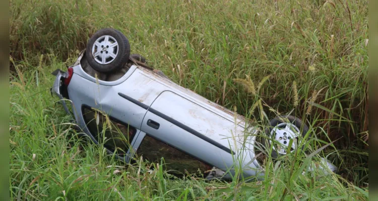 Chevrolet Corsa capotou após derrapar no trecho urbano da BR-373