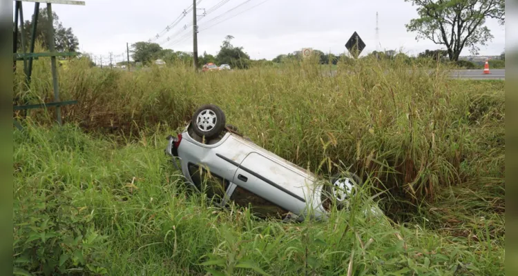Chevrolet Corsa capotou após derrapar no trecho urbano da BR-373