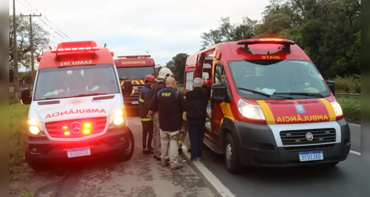 Caminhão carregado com laticínios bateu na traseira de veículo que estava parado em parte da pista
