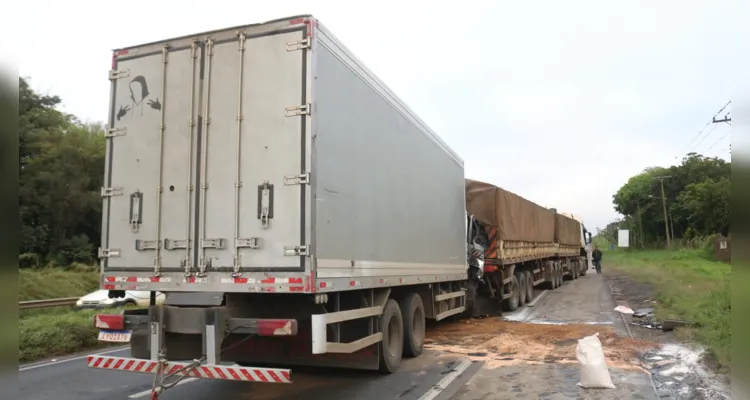 Caminhão carregado com laticínios bateu na traseira de veículo que estava parado em parte da pista