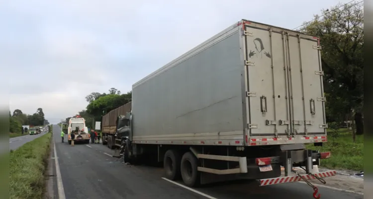 Caminhão carregado com laticínios bateu na traseira de veículo que estava parado em parte da pista