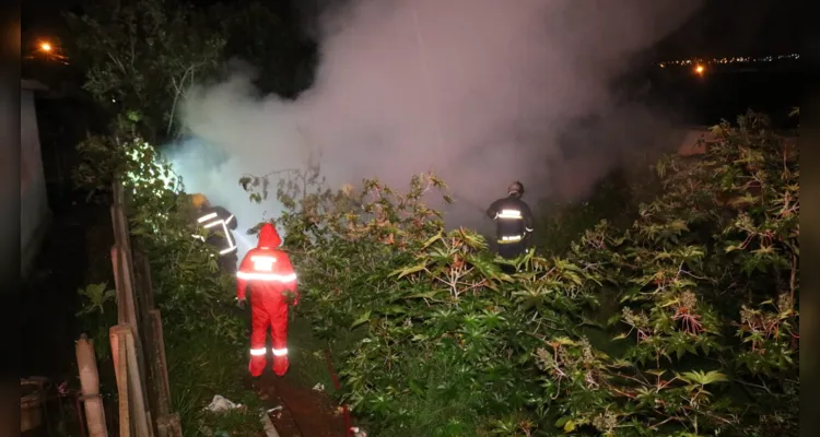 Bombeiros foram ao local e evitaram que o fogo se alastrasse