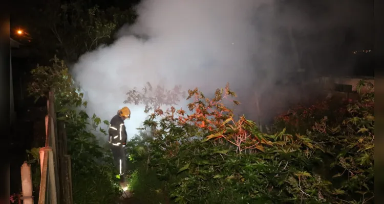 Bombeiros foram ao local e evitaram que o fogo se alastrasse