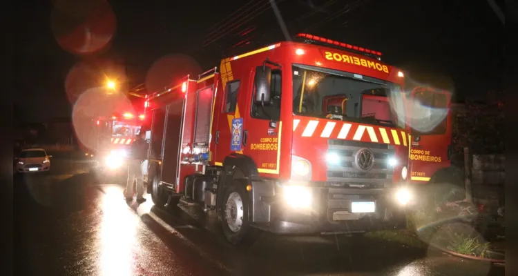 Bombeiros foram ao local e evitaram que o fogo se alastrasse