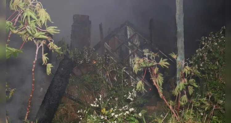 Bombeiros foram ao local e evitaram que o fogo se alastrasse