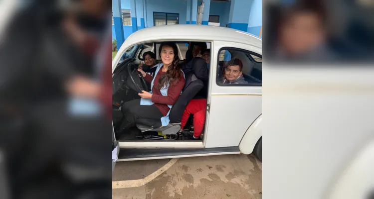 Alunos se encantam com o 'Dia do Fusca' em Carambeí