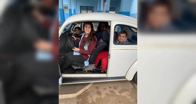 Alunos se encantam com o 'Dia do Fusca' em Carambeí