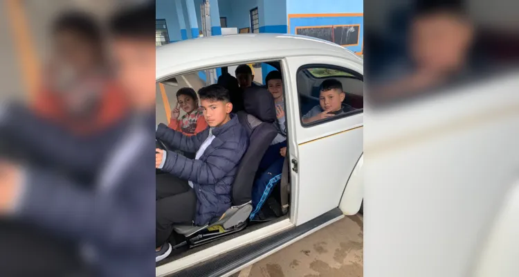 Alunos se encantam com o 'Dia do Fusca' em Carambeí