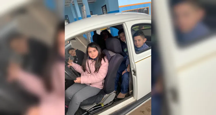 Alunos se encantam com o 'Dia do Fusca' em Carambeí