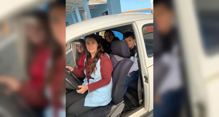 Alunos se encantam com o 'Dia do Fusca' em Carambeí