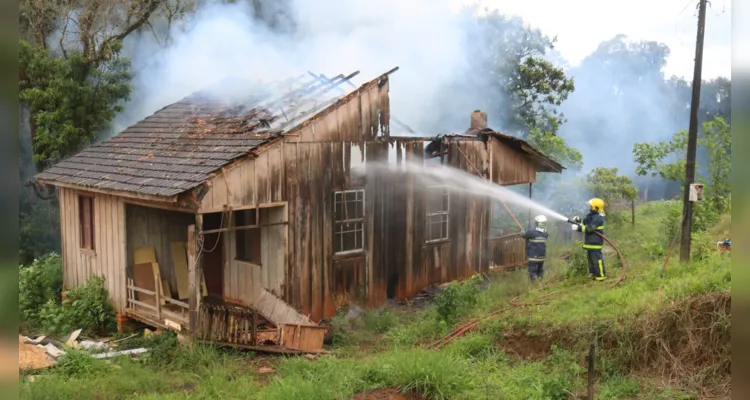 Corpo de Bombeiros foi acionado e conteve as chamas na residência