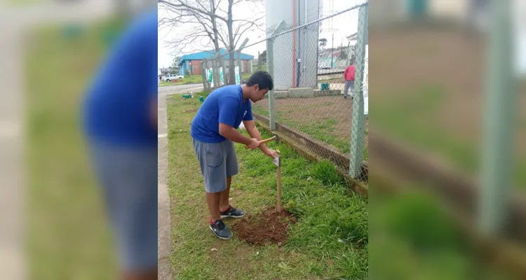 Ação ambiental em turma de PG tem plantio de árvores