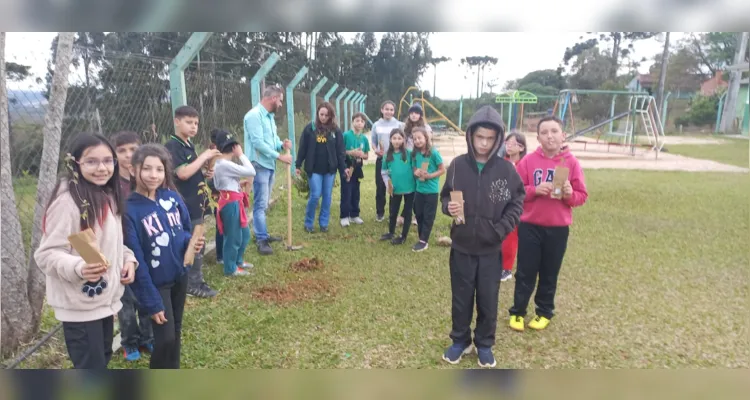 Plantio de mudas engrandece Dia da Árvore em Ipiranga