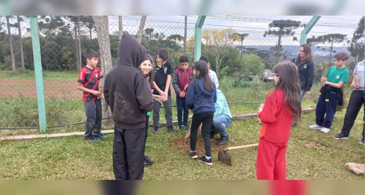 Plantio de mudas engrandece Dia da Árvore em Ipiranga