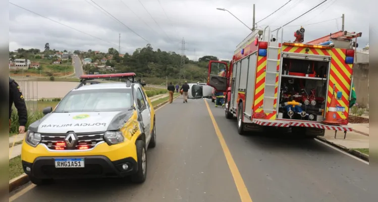 Veículo em que estavam capotou na manhã desta quarta-feira (10)