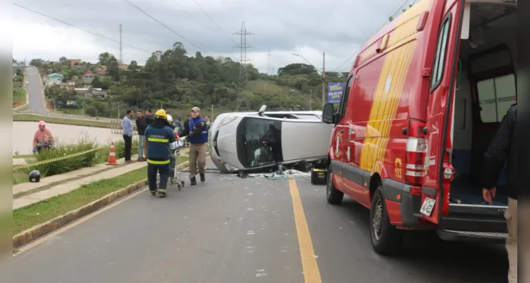 Veículo em que estavam capotou na manhã desta quarta-feira (10)