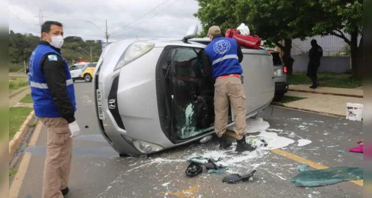 Veículo em que estavam capotou na manhã desta quarta-feira (10)