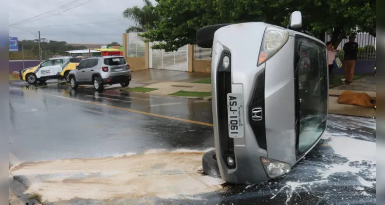 Veículo em que estavam capotou na manhã desta quarta-feira (10)