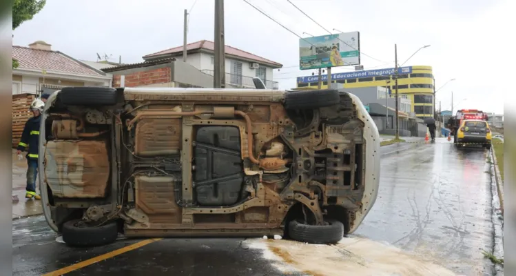 Veículo em que estavam capotou na manhã desta quarta-feira (10)