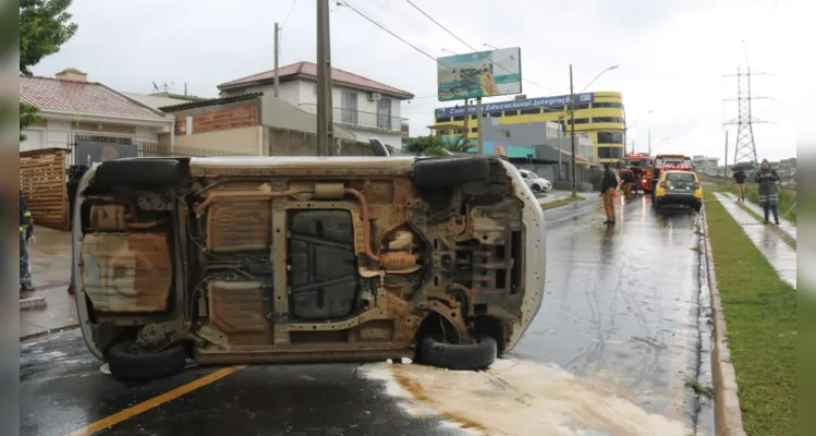 Veículo em que estavam capotou na manhã desta quarta-feira (10)