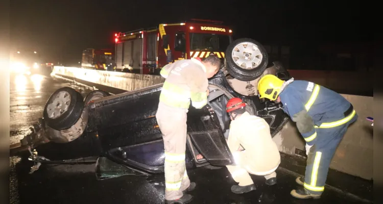 Motorista capota carro na PR-151 ao voltar de um velório