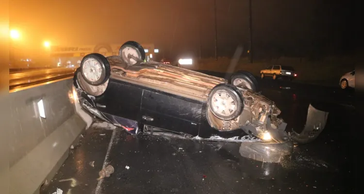 Motorista capota carro na PR-151 ao voltar de um velório