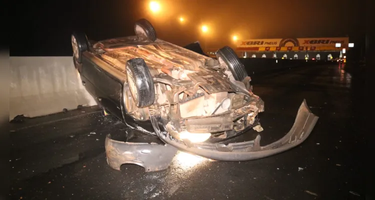 Motorista capota carro na PR-151 ao voltar de um velório