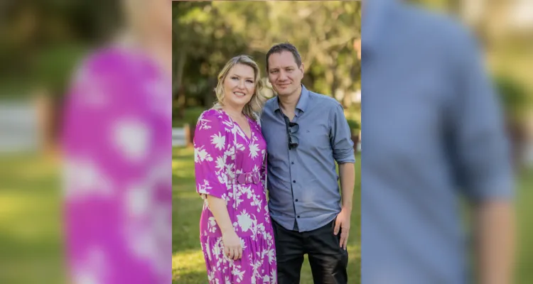 TIM-TIM - A empresária Alessandra Zimmermann receberá as felicitações pela troca de idade na próxima sexta-feira (19). No registro, Alessandra e seu marido Álvaro Maravieski. Da coluna RC os votos de prosperidade e felicidades. 