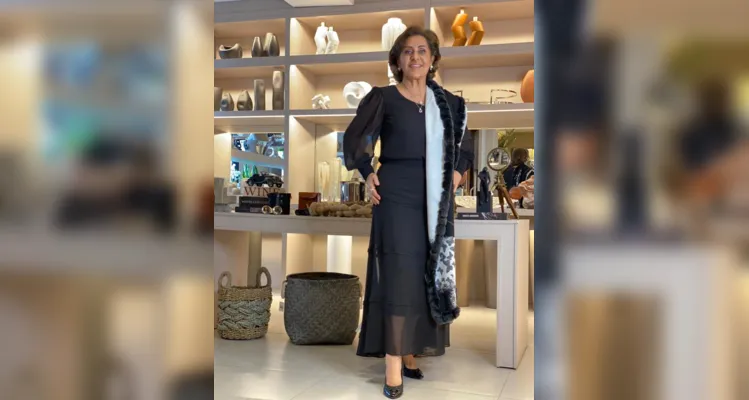 NOVO CICLO – A empresária Ana Lucia Hyczy receberá as felicitações pela chegada de seu aniversário nesta sexta-feira (5). Ana Lucia que responde ao lado de suas filhas, pela badalada boutique curitibana Compagnia Internazionale. Da coluna RC os votos alegrias e realizações.