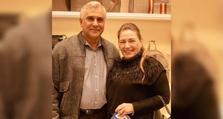 BRINDE À VIDA - O empresário Edílson Roth será muito cumprimentado pela passagem de seu aniversário nesta terça-feira (9). No registro, Edílson e sua esposa Sonia Roth. Da coluna RC os votos de felicidades e sucesso.