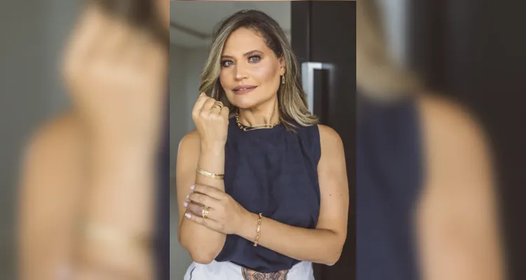 BELA - Elisangela Januário empresta seu charme, beleza e elegância para a coluna RC desta terça-feira. Elisangela é uma mulher discreta e aparenta certa timidez que rapidamente é alterada por uma leveza, carinho e reciprocidade que lhe altamente peculiar. Quem a conhece na intimidade tem uma amiga fiel e inteligente, sempre disposta a ajudar. 