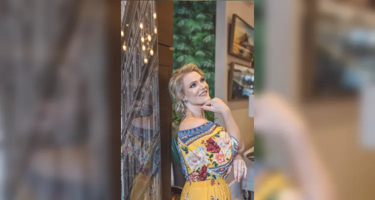 TROCA DE IDADE - Fabiana Serenato Tramarim receberá os cumprimentos pela troca de idade na próxima sexta-feira (19). Da coluna RC os votos de alegrias e sucesso.