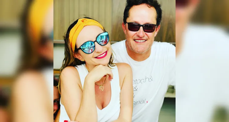 TROCA DE IDADE – Fabio Aurélio Nabozni receberá os cumprimentos pela passagem de seu aniversário nesta quinta - feira (25). No registro, Fabio e sua esposa Maria Priscila Nabozni. Da coluna RC os votos de sucesso e felicidades