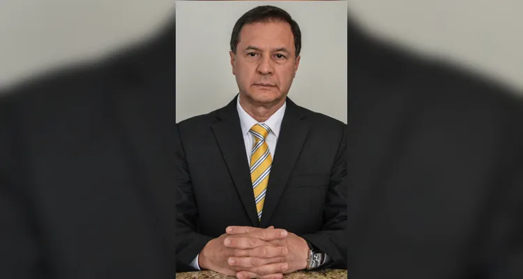 FELICITAÇÕES - O conceituado advogado Fernando Madureira foi muito cumprimentado na última segunda-feira (29), pela chegada de idade nova. Da coluna RC os votos de realizações. 