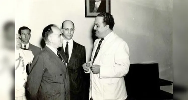 Getúlio Vargas com o diretor da Rádio MEC, Celso Brant. 