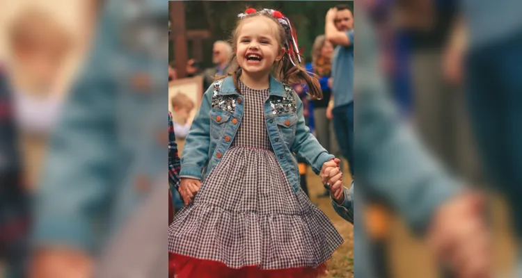 BDAY - Na última quarta - feira (17), Gia Sá Spósito, filha do casal Vinicius Spósito e Cynthia Sá Spósito, foi muito cumprimentada pela chegada de seu quarto aniversário. Da coluna RC os desejos de alegrias e realizações para a aniversariante e sua família.