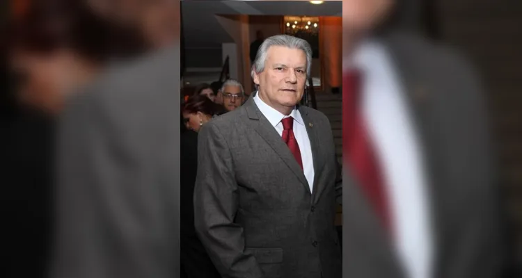NOVO CICLO - O farmacêutico bioquímico e diretor técnico do laboratório Unimed, Ivan Rocha na intimidade familiar receberá as felicitações pela troca de idade nesta quinta-feira (25). Da coluna RC os votos de alegrias e saúde.