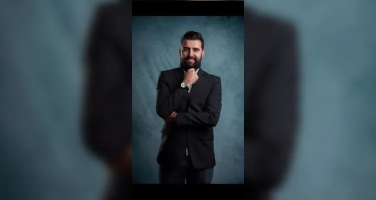 TROCA DE IDADE –  Jean Cesar de Paula de Oliveira recebeu as felicitações pela troca de idade na última sexta-feira ( 28). Jean é empresário, professor universitário, consultor de empresas e atualmente é diretor de novos serviços na ACIPG. Da coluna RC os votos de alegrias e realizações.