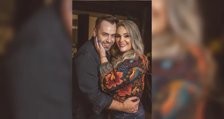 NOVO CICLO - Jo Celusniak será muito cumprimentada pela passagem de seu aniversário nesta terça-feira (6). No registro especial, Jo e seu marido Daniel Petroski. Da coluna RC os votos de alegrias e sucesso. 