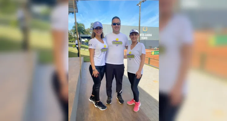 LEMAX – No último sábado (13), aconteceu na sede campestre do Clube Ponta Lagoa a edição do Tênis Funcional Lemax Ponta Lagoa movimentando dezenas de adeptos do esporte. Esta iniciativa faz parte das comemorações dos 5 anos de atuação da Lemax Reabilitação Oral em nossa cidade. No registro, os competentes profissionais da odontologia Marina Pellissari, Leonardo Pellissari e Xenia Leite.