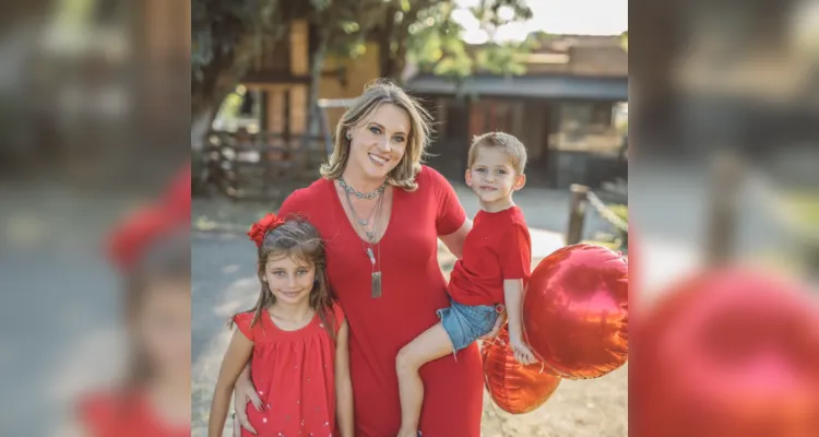 BRINDE À VIDA - Maíra Charif Leopoldo de Britto será muito cumprimentada nesta sexta-feira (26) pela passagem de seu aniversário. No registro Maíra e seus filhos Lara e Davi. Da coluna RC os votos de alegrias infinitas.