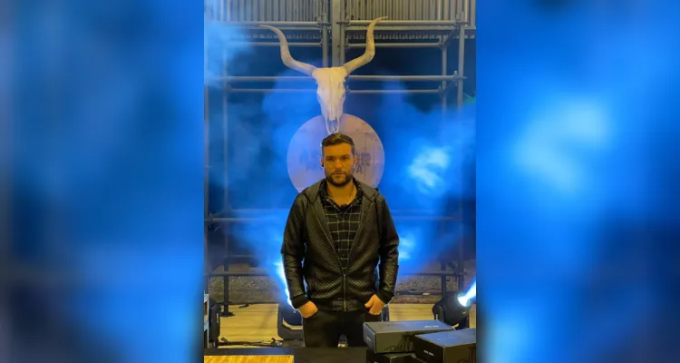 FELICITAÇÕES – O empresário curitibano Marcos Canan receberá as felicitações pela passagem de seu aniversário no próximo sábado (6). Marcos que responde pelo conceituado Bull Prime Steak House. Da coluna RC os votos de alegrias e realizações.