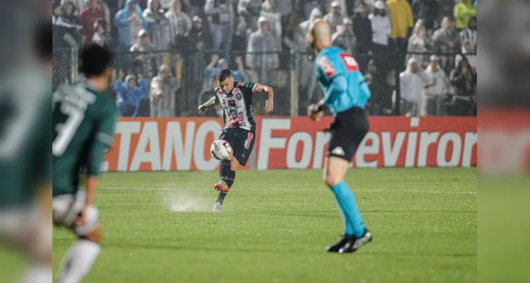 Chuva esteve presente durante o jogo entre Operário e Guarani.