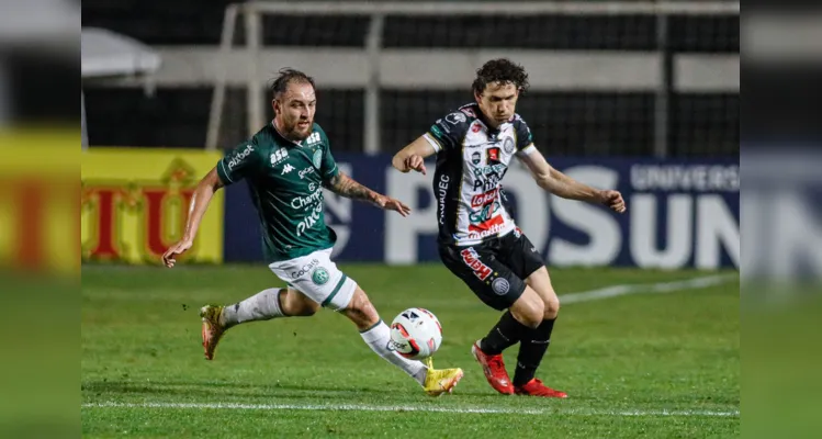 Lateral Fabiano buscou alternativas para furar o bloqueio da equipe paulista.